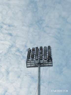 Floodlight cluster installation